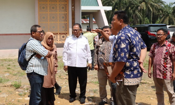 Ketua DPRD Sumut Baskami Ginting mengunjungi Sekolah Menengah Atas (SMA) Plus Langkat di Kampung Lama, Besitang.
