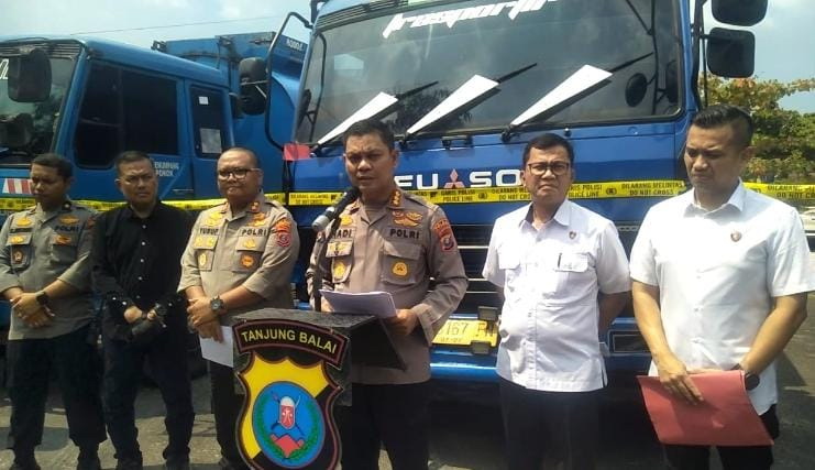 Direktorat (Dit) Reskrimsus Polda Sumut bersama Polres Tanjungbalai mengungkap kasus pengangkutan solar seberat 71 ton tanpa Izin di Kota Tanjungbalai.