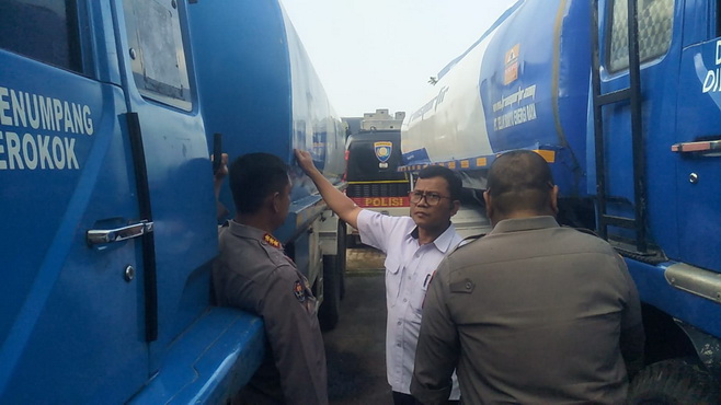 Tim Direktorat (Dit) Reskrimsus Polda Sumut bersama Polres Tanjungbalai mengungkapkan perkara tindak pidana pengangkutan solar seberat 71 ton tanpa izin resmi.