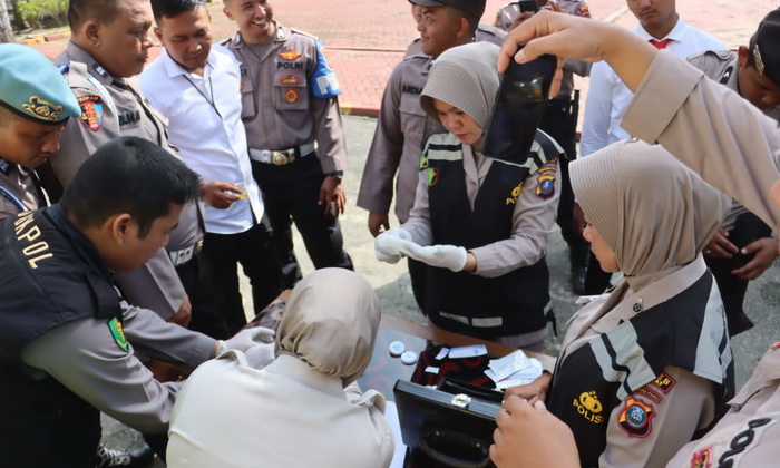 Polres Langkat menggelar tes urine secara mendadak terhadap 21 personel di depan Lapangan Jananuraga Polres Langkat, Senin (7/8/2023).