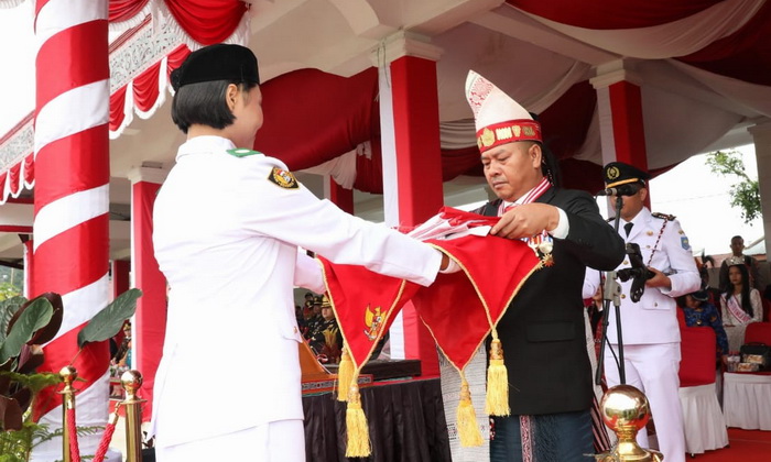 Bupati Taput Dr Nikson Nababan menjadi Inspektur Upacara HUT Kemerdekaan RI di Lapangan Serbaguna Tarutung, Kamis (17/8/2023).