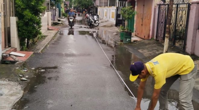 Dinas SDABMBK PU Kota Medan langsung tanggap terhadap daerah rawan banjir ketika saat curah hujan di Lingkungan X Kelurahan Tegal Sari Mandala III,Kecamatan Medan Denai, Rabu (27/9/2023).