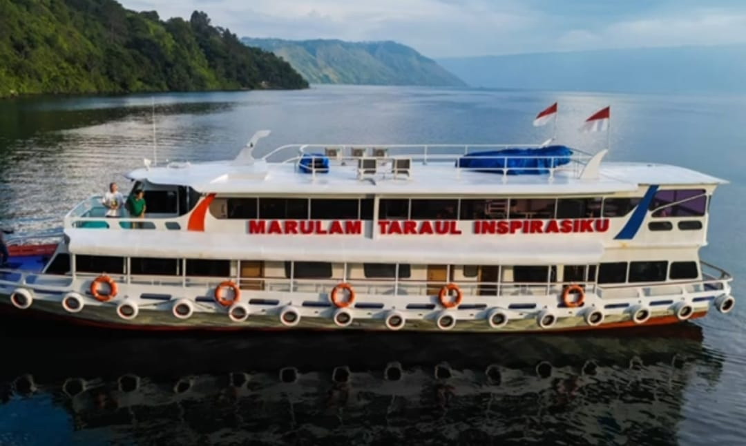 Keluarga Besar Batak Center Wilayah Sumatera Utara menggelar perjalanan wisata budaya, yakni, berlayar dengan kapal pesiar (LAYANAR) mengelilingi Danau Toba.
