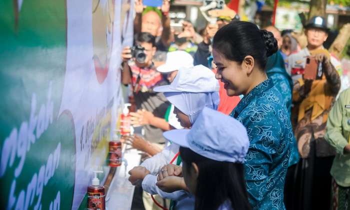 Aksi praktek cuci tangan pakai sabun yang dilakukan Ketua TP PKK Kota Medan Kahiyang Ayu Bobby Nasution bersama siswa-siswi Sekolah Dasar (SD) menjadi tanda peringatan Hari Cuci Tangan Pakai Sabun (CTPS) se-Dunia tingkat Kota Medan