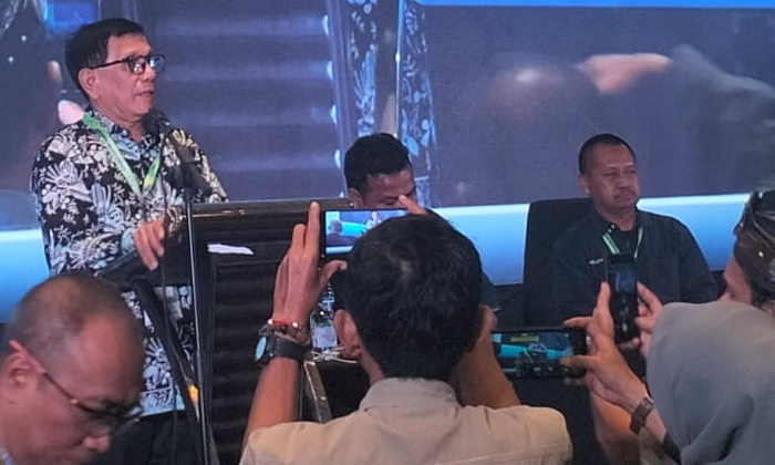 Hendry CH Bangun langsung didaulat memberi sambutan usai terpilih menjadi Ketua Umum PWI Pusat Periode 2023-2028 pada Kongres PWI di Hotel El Royale Bandung, Rabu (27/09/2023) dinihari.