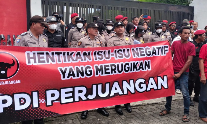 Aksi unjuk rasa sejumlah kader partai berlangsung, Selasa (12/9/2023), di Kantor DPD PDI Perjuangan Sumut Jalan Jamin Ginting Medan. Mereka menuntut agar Ketua DPD PDIP Rapidin Simbolon mundur dari jabatannyannya.