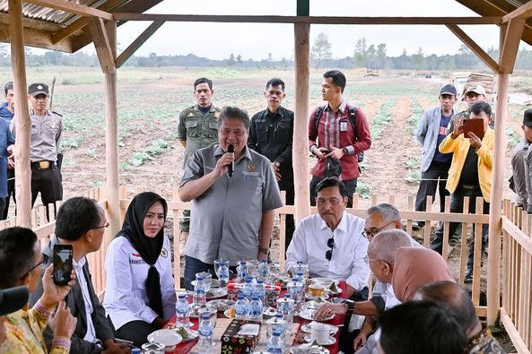 Bupati Humbang Hasundutan Dosmar Banjarnahor SE sambut kunjungan dua menko di Kawasan Food Estate Desa Siriaria Kecamatan Pollung, Sabtu (23/9/2023).
