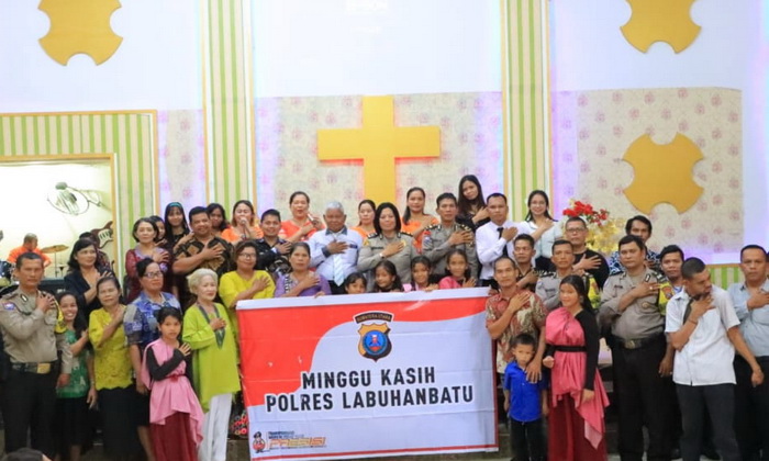 Personel Polres Labuhanbatu di bawah pimpinan Kanit Binmas Ipda Jimton P Sitanggang melaksanakan kegiatan 'Minggu Kasih'. Kali ini berlangsung di Gedung GPdI Kelurahan Ujung Bandar Kecamatan Rantau Selatan Rantauprapat, Labuhanbatu, Minggu (24/9/2023).