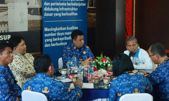 Bupati Samosir Vandiko T Gultom menyambut kunjungan anggota Ombudsman RI Dadan S Suharmawijaya beserta rombongan, di Lobi Lantai II Kantor Bupati Samosir, Senin (18/9/2023).