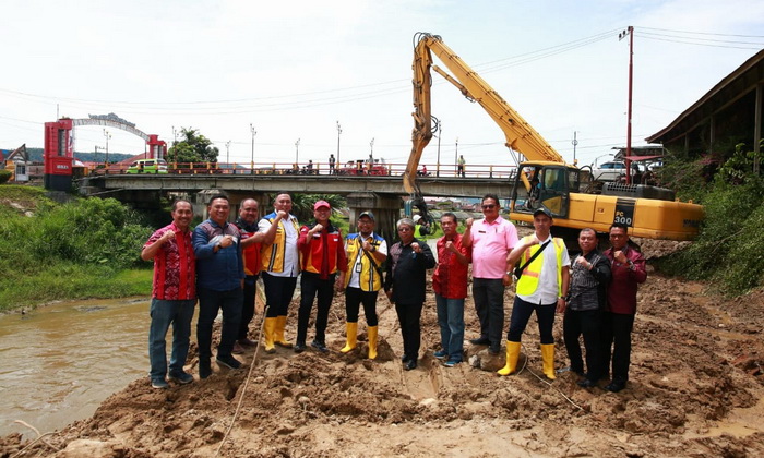 Bupati Tapanuli Utara Dr Drs Nikson Nababan MSi mengharuskan proyek Pengendalian Dasar Sungai Sigeaon berdampak ganda. Selain peningkatan dasar sungai juga untuk pengairan sawan.