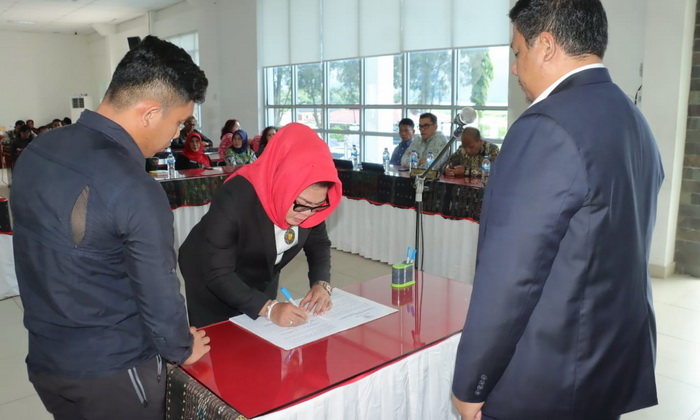 Vandiko T Gultom melantik Rita Tavip Megawati sebagai Penjabat Sekdakab Samosir, di aula kantor bupati, Jumat (8/9/2023).