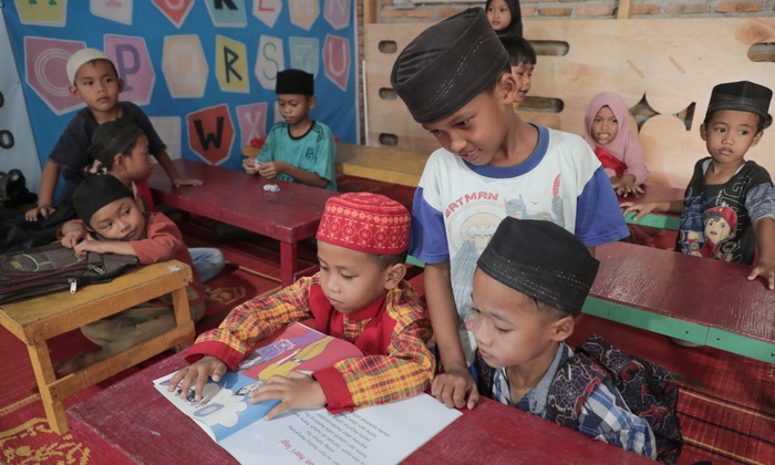 Melalui Program 'Book Donation' (BONA), PLN menyalurkan bantuan buku kepada taman baca dan rumah baca yang tersebar di Sumatera Utara.