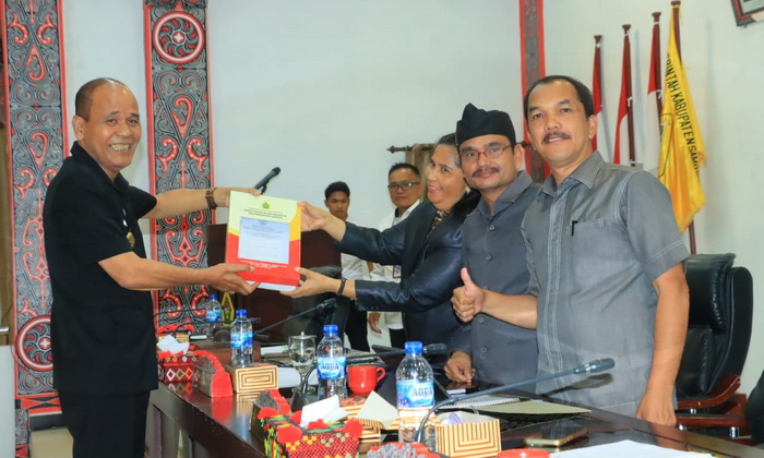 Wakil Bupati Samosir Drs Martua Sitanggang MM menyampaikan Pengantar Nota Keuangan atas Ranperda tentang P-APBD TA 2023