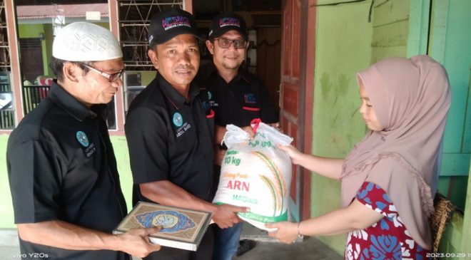 Serikat Media Siber Indonesia (SMSI) Kabupaten Mandailing Natal (Madina) menggelar Jum’at Berkah dengan menyalurkan 1 ton beras dan Al-qur’an kepada anak yatim, jompo, dan duafa.
