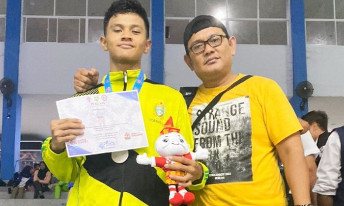 Petinju Muda asal Medan, Sumatera Utara, Julian Sihotang, meraih medali perak cabang olahraga tinju pada Pekan Olahraga Pelajar Nasional (Popnas) XVI 2023, di Palembang, Sumatera Selatan.