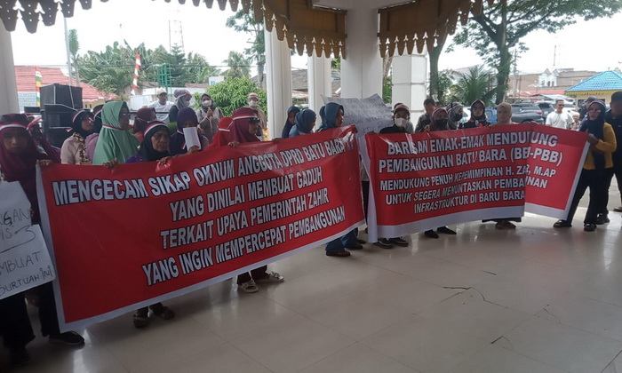 TM Gemkara menggelar aksi unjukrasa di depan Gedung DPRD Batubara Jalan Perintis Kemerdekaan Kelurahan Limapuluh, Kecamatan Limapuluh, Kabupaten Batubara, Selasa (4/9/2023), sekira pukul 11.00 WIB.
