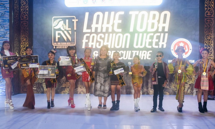 Berbagai kegiatan perlombaan berlangsung pada LTFW (Lake Toba Fashion Week) 2023 di Humbahas. Kegiatan yang dibuka oleh Gubsu, Jumat (6/10/2023) lalu itu, menggelar perlombaan fashion show kategori SD, SMP, SMA/SMK, hingga kategori umum.