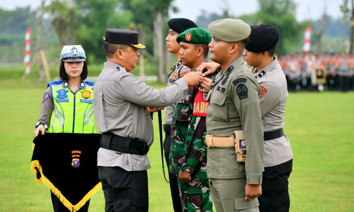 Polda Sumut melaksanakan Apel Gelar Pasukan Operasi (Ops) Mantap Brata 2023-2024 di Lapangan Samapta Polda Sumut, Selasa (17/10/2023) pagi.