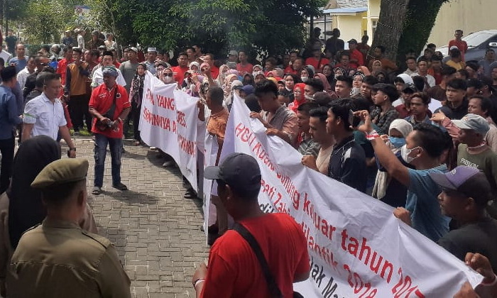 ratusan massa mengatasnamakan 'Barisan Relawan Zahir', menggelar aksi demo di depan Kantor Bupati Batubara Jalan Perintis Kemerdekaan, Kelurahan Limapuluh, Kecamatan Limapuluh. Jumat (6/10/2023), sekira pukul 10.00 WIB.