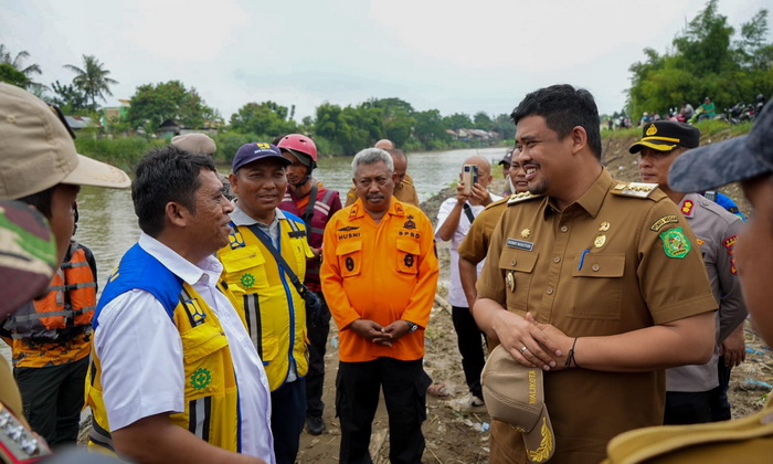 Wali Kota Medan Bobby Nasution meninjau progress pekerjaan Gotong Royong Bersih-bersih Sungai Deli, Senin (16/10/2023), di aliran Sungai Deli Kecamatan Medan Labuhan.