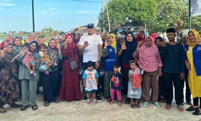 Puluhan emak-emak antusias mengikuti acara demo masak ayam crispy di Jalan Rawe Kelurahan Besar Medan Labuhan, yang digelar Tim Relawan Sahabat Fajri Akbar, Kamis (5/10/2023).