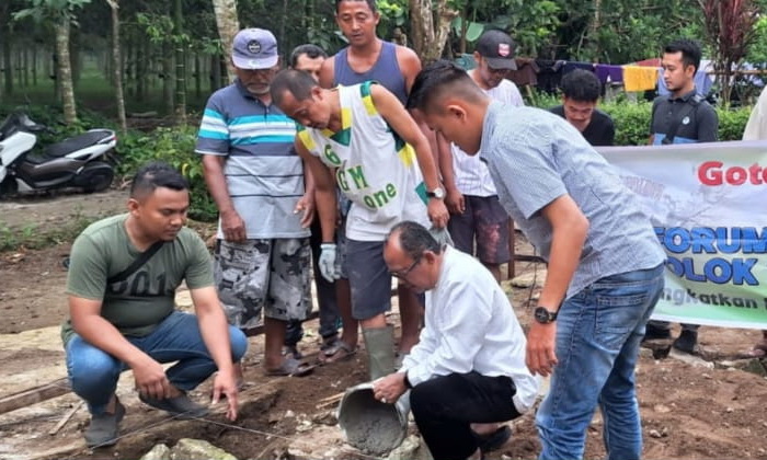 Ikatan Pemuda Dolok Batu Nanggar (IPDBN) membantu renovasi rumah tidak layak huni (RTLH), milik warga kurang mampu di Marihat Tengah Serbelawan Kecamatan Dolok Batu Nanggar Simalungun, Sumatera Utara.
