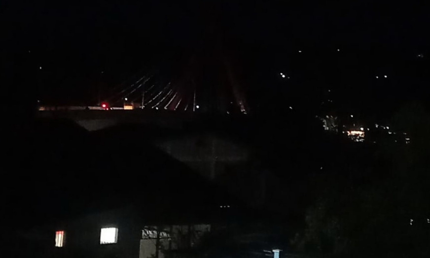 Sangat miris kondisi Jembatan Tano Ponggol, Pangururan, Samorsir. Hanya sepekan umurnya terang. Selanjutnya gelap gulita sampai saat ini, Sabtu (14/10/2023).