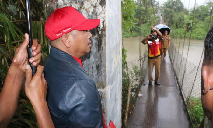Bupati Tapanuli Utara Dr Drs Nikson Nababan MSi, Senin (23/10/2023), meninjau langsung lokasi terdampak bencana jembatan rambing yang terputus.