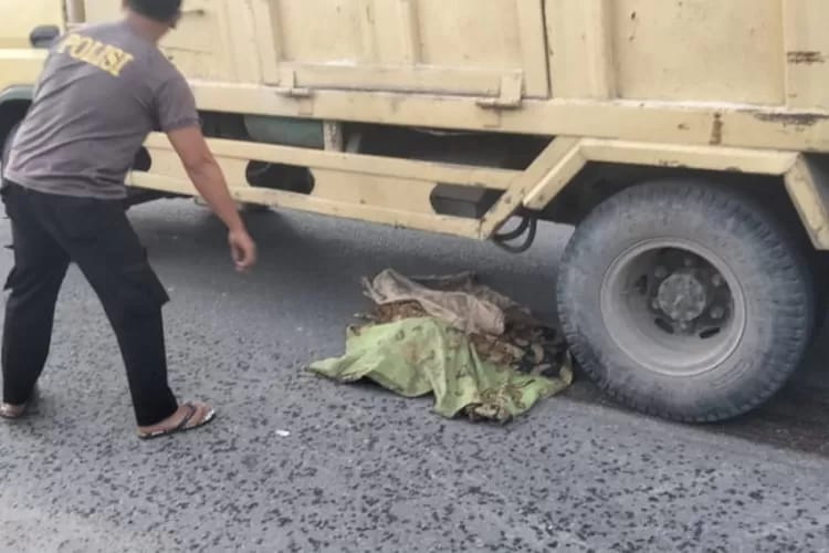 AG, seorang bocah 8 tahun, tewas terlindas mobil dumb truck Colt Diesel, Senin (23/10/2023), sekira pukul 18.00 WIB, di Jalan Umum Pangaribuan – Sipirok KM 01-02 Desa Parsibarungan Jae, Kecamatan Pangaribuan, Tapanuli Utara.