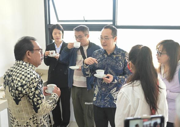 Konsulat Jenderal Republik Rakyat Tiongkok (Konjen RRT) bersama China Media Group News Center mengunjungi lokasi TSTH2 (Taman Sains Teknologi Herbal dan Holtikultura) di Kecamatan Pollung Kabupaten Humbahas, Jumat (20/10/2023).