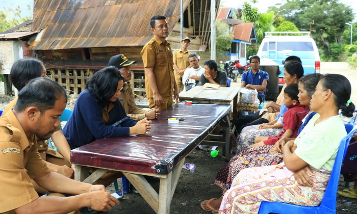 Pemkab Samosir memberikan bantuan kepada korban kebakaran di Kecamatan Sianjur Mulamula. Bupati Samosir menyerahkan bantuan tersebut melalui Kepala Dinas Sosial dan PMD F Agust Karokaro, di Desa Habeahan Naburahan, Senin (16/10/2023).