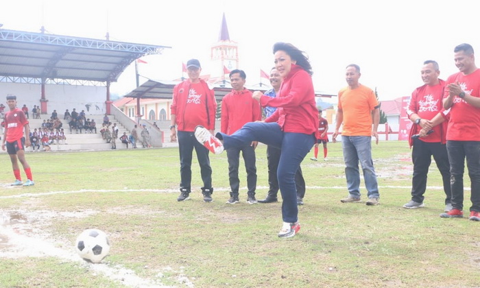 Liga Sepakbola Kampung Sukarno Cup U-17 Regional Sumatera mulai berlangsung, Selasa (17/10/2023), di Lapangan Serbaguna Tarutung.