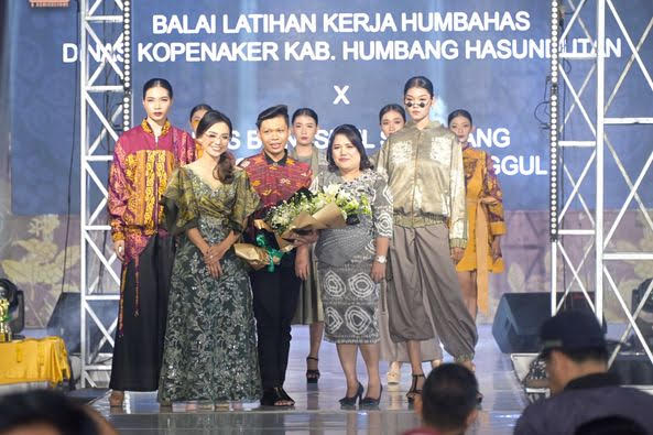 Direktur Eksekutif APKASI (Asosiasi Pemerintah Kabupaten Seluruh Indonesia) Sarman Simanjorang mengaku kegiatan LTFW (Lake Toba Fashion Week) & Agriculture sungguh luar biasa.