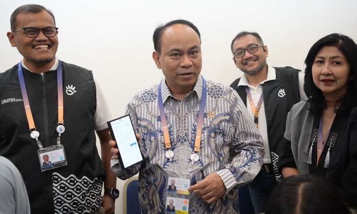 Menteri Komunikasi dan Informatika RI Budi Arie Setiadi meninjau fasilitas media center pada ajang internasional Konferensi Tingkat Tinggi Archipelagic and Island States (AIS) Forum 2023, di Bali Nusa Dua Convention Center, Selasa (10/10/2023).