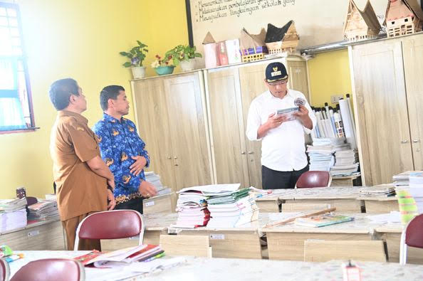 Bupati Humbahas Dosmar Banjarnahor SE memerintahkan pembenahan fasilitas sekolah-sekolah tingkat SMP yang ada di Kabupaten Humbang Hasundutan