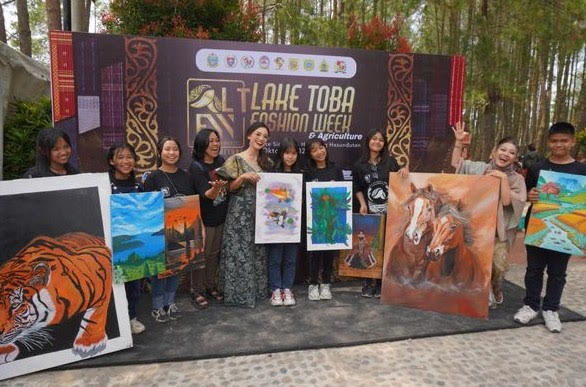 Siswa-siswi SMPN 2 Doloksanggul ikut berperan dan memeriahkan kegiatan LTFW (Lake Toba Fashion Week) & Agriculture dengan menampilkan pameran lukisan di objek wisata Geosite Sipinsur