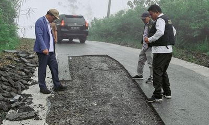 Bupati Humbahas Dosmar Banjarnahor SE, Rabu (11/10/2023), meninjau proses pembangunan Jalan Doloksanggul menuju Parlilitan, tepatnya dari Pangungkitan sampai Pusuk I.