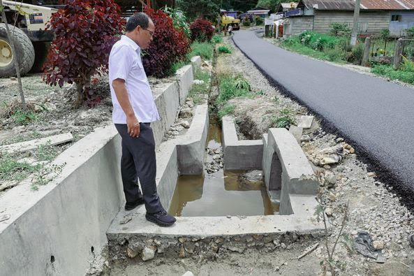 Bupati Humbang Hasundutan Dosmar Banjarnahor SE meninjau pembangunan hotmix Jalan Pollung-Siriaria, Kecamatan Pollung, Program Hibah Jalan Daerah (PHJD) di Kecamatan Paranginan, belum lama ini.