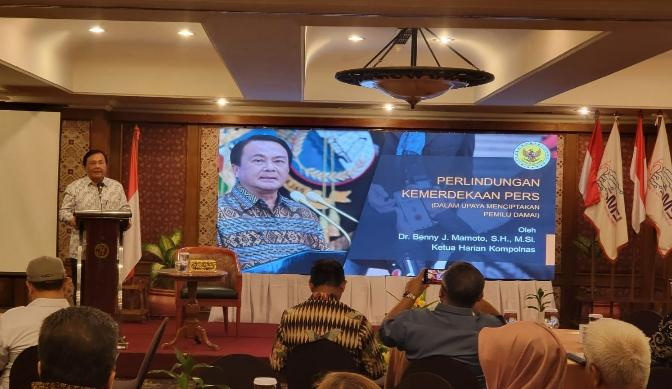Rapat Pimpinan Nasional (Rapimnas) Serikat Media Siber Indonesia (SMSI) 2023 telah dibuka oleh Ketua Harian Komisi Kepolisian Nasional (Kompolnas) Dr Benny Josua Mamoto di Ballroom Hotel Jayakarta, Jakarta, Sabtu (28/10/2023) menjelang sore.