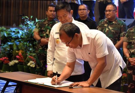 Bupati Humbang Hasundutan Dosmar Banjarnahor SE mengikuti Deklarasi Pemilu Damai dan Penandatanganan Kesepakatan Pendanaan Bersama Pilkada Serentak 2024