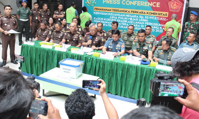 Bidang Pidana Militer Kejaksaan Tinggi Sumatera Utara (Pidmil Kejati Sumut) melakukan penahanan terhadap 3 tersangka perkara koneksitas yang melibatkan sipil dan oknum TNI yang melakukan dugaan tindak pidana korupsi kegiatan eradikasi lahan perkebunan PT Perkebunan Sumatera Utara