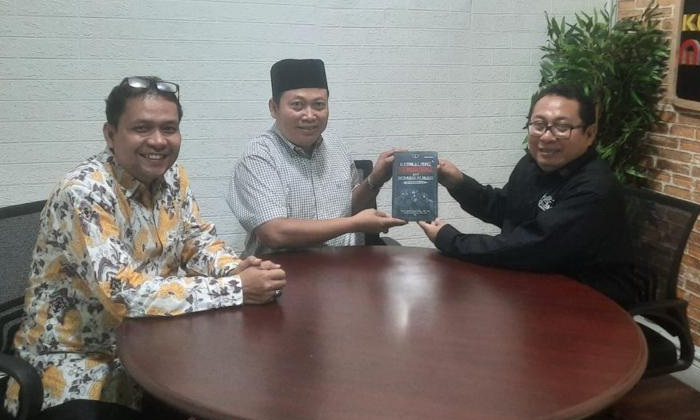 Ketua Umum Serikat Media Siber Indonesia (SMSI) Firdaus mengoordinasikan rencana Rapat Pimpinan Nasional (Rapimnas) SMSI dengan Wakil Ketua Dewan Pertimbangan PP SMSI Mohammad Dawam (Gus Dawam), di Jakarta Selatan, Rabu (4/10/2023).