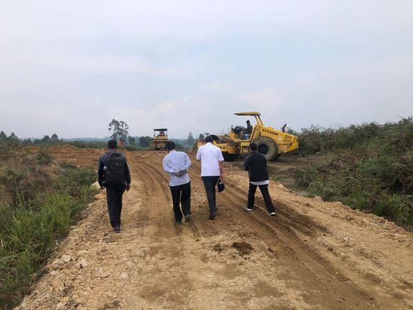 Bupati Humbahas Dosmar Banjarnahor SE meninjau program pembangunan jalan di Desa Hutajulu Kecamatan Pollung, Rabu (18/10/2023).