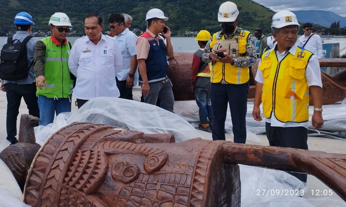 Bupati Samosir diwakili SAB Bidang Pembangunan Rudi SM Siahaan menyaksikan serah terima dua unit Totem Kamoro dari PT Freeport kepada BPPW Sumatera Utara di Kawasan Water Front City Pangururan, Rabu (27/9/2023).