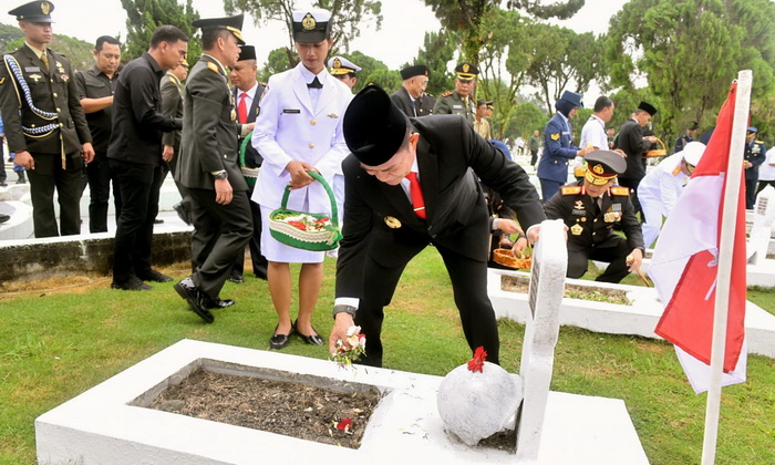 Pj Gubernur Sumatera Utara (Sumut) Hassanudin mengikuti Upacara Ziarah Nasional dalam rangka Hari Ulang Tahun (HUT) ke-78 Tentara Nasional Indonesia (TNI) di Taman Makam Pahlawan (TMP) Bukit Barisan.