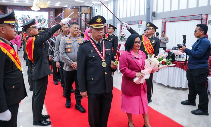 Polda Sumut menggelar upacara wisuda purnabakti terhadap puluhan personel sebagai wujud penghormatan dan penghargaan selama menjalankan tugas serta pengabdian di Kepolisian Negara Republik Indonesia.