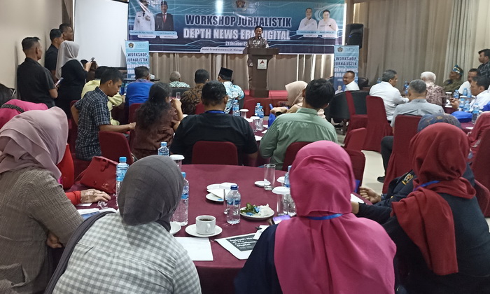 Pj Gubernur Sumut Hassanudin membuka workshop jurnalistik dengan tema 'Depth News Era Digital', di Mars Room Grand Antares, Sabtu (21/10/2023). Workshop itu sendiri merupakan gagasan PWI dan SPS Sumut.