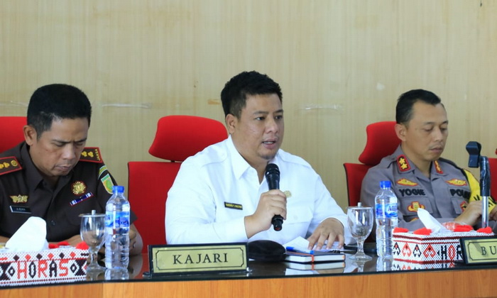 Pemkab, KPU, dan Bawaslu Samosir, melakukan penandatangan Naskah Perjanjian Hibah Daerah (NPHD) Pendanaan Penyelenggaraan Pemilihan Kepala Daerah (Pilkada) Serentak Tahun 2024, di Aula Kantor Bupati Samosir, Rabu (15/11/2023).