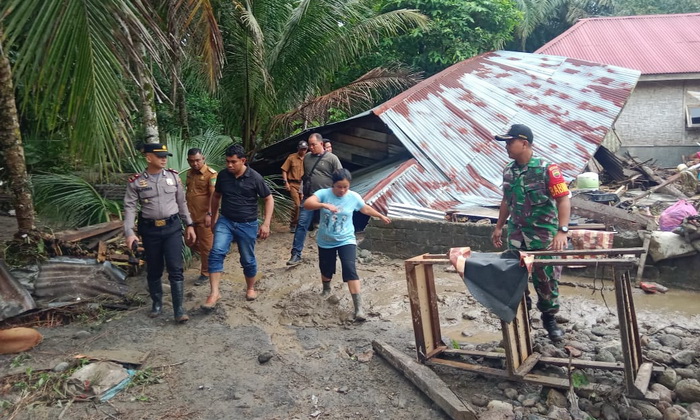 Banjir bandang kembali melanda lokasi wisata alam Batu Katak di Kecamatan Salapian Kabupaten Langkat, Selasa (14/11/2023).