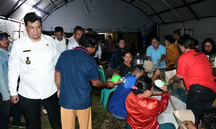Bupati Vandiko T Gultom memantau pelayanan dapur umum Pemkab Samosir di pengungsian Gereja Katolik Pintu Batu, Rabu (15/11/2023).